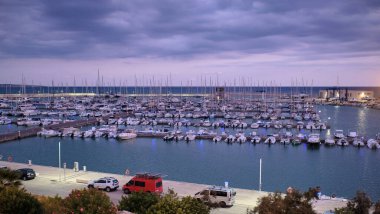 İtalya, Sicilya, Akdeniz, Marina di Ragusa (Ragusa Eyaleti); gün batımında limanda tekne ve lüks yatlar 