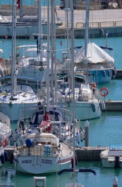 İtalya, Sicilya, Akdeniz, Marina di Ragusa (Ragusa Eyaleti); 24 Eylül 2022, limanda yelkenli tekneleri - EDITORIAL