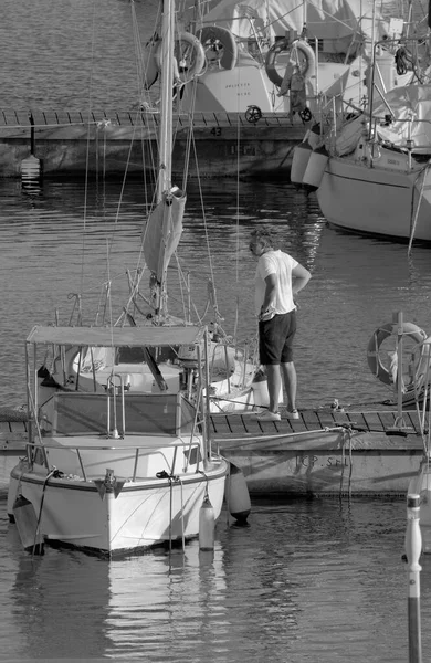 イタリア シチリア島 地中海 マリーナ ラグーザ ラグーザ州 9月2022 ポート内の人々と高級ヨット Editorial — ストック写真