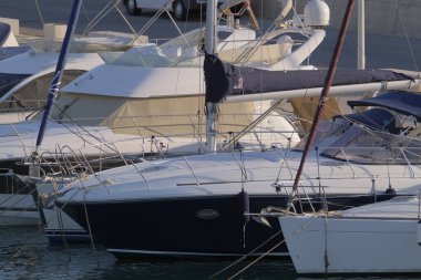 İtalya, Sicilya, Akdeniz, Marina di Ragusa (Ragusa ili); 24 Eylül 2022, limanda lüks yatlar - EDITORIAL