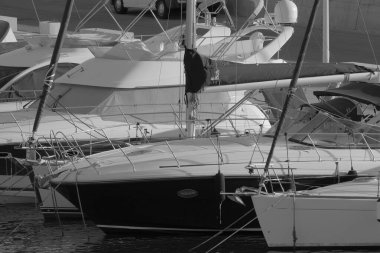 İtalya, Sicilya, Akdeniz, Marina di Ragusa (Ragusa ili); 24 Eylül 2022, limanda lüks yatlar - EDITORIAL