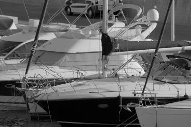 İtalya, Sicilya, Akdeniz, Marina di Ragusa (Ragusa ili); 24 Eylül 2022, limanda lüks yatlar - EDITORIAL