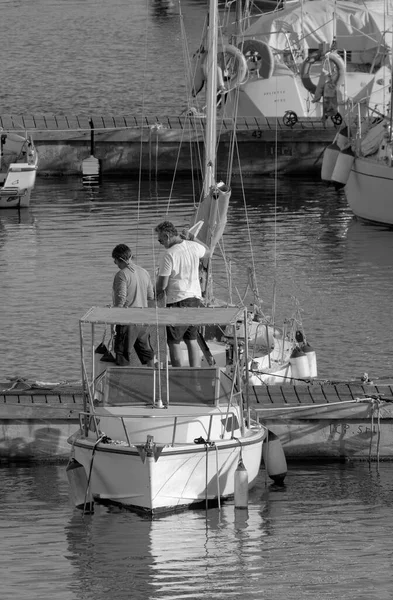 イタリア シチリア島 地中海 マリーナ ラグーザ ラグーザ州 9月2022 ポート内の人々と高級ヨット Editorial — ストック写真