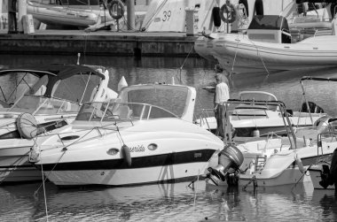 İtalya, Sicilya, Akdeniz, Marina di Ragusa (Ragusa ili); 25 Eylül 2022, limandaki insanlar, motorlu tekneler ve lüks yatlar - EDITORIAL