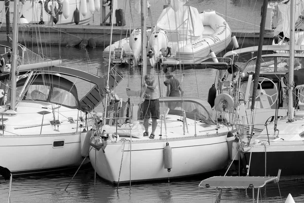 イタリア シチリア島 地中海 マリーナ ラグーザ ラグーザ州 9月2022 ポート内のセーリングボートのカップル 編集部 — ストック写真