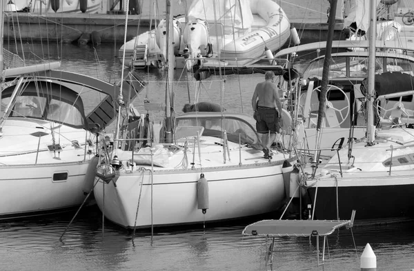 意大利 西西里 地中海 拉古萨海 拉古萨省 2022年9月26日 在港口的一艘帆船上结为夫妻 — 图库照片
