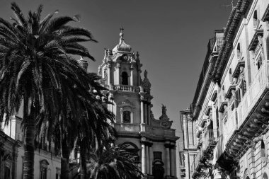 İtalya. Sicilya, Ragusa Ibla, palmiyeler, eski barok buikdings ve St. George Katedrali barok ön cephe