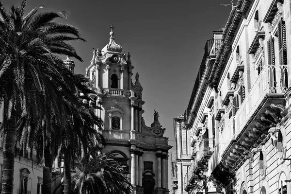 Italy Sicily Ragusa Ibla Palms Old Baroque Buikdings George Cathedral — Stock Photo, Image