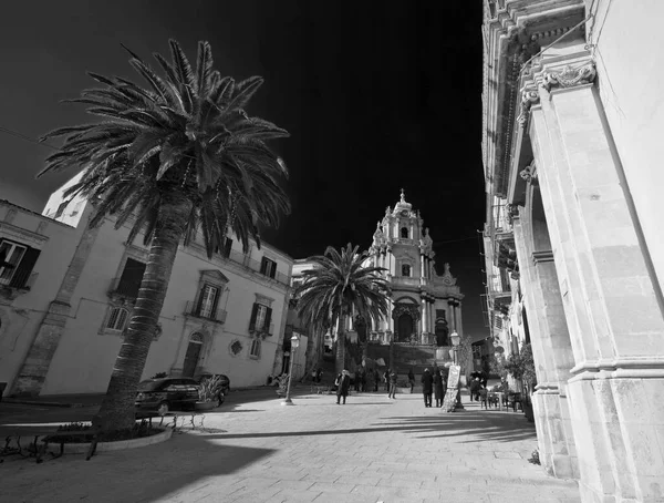 Talya Sicilya Ragusa Bla George Katedrali Barok Meydanı Ndaki Insanlar — Stok fotoğraf