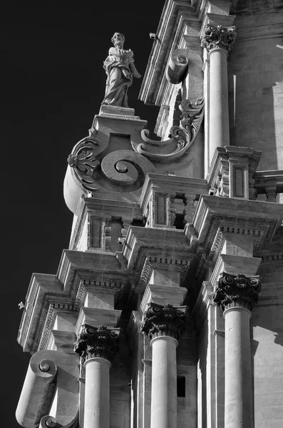 イタリア シチリア島 ラグーザ イブラ 聖ジョージ大聖堂 バロック様式の石の装飾 — ストック写真