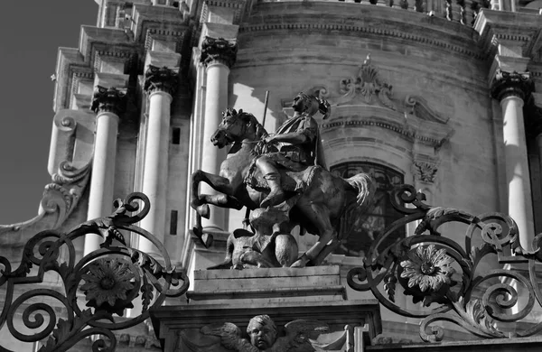 Włochy Sycylia Ragusa Ibla Katedra Jerzego Żelazna Figura Przy Bramie — Zdjęcie stockowe