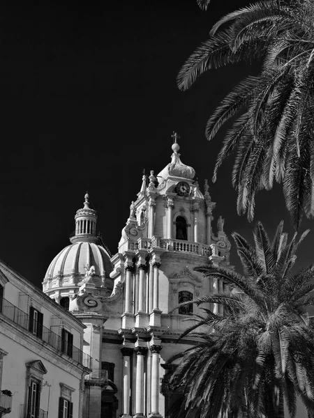 イタリア シチリア島 ラグーザ イブラ 聖ジョージ大聖堂バロック様式のファサードと鐘楼 — ストック写真