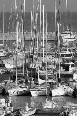 İtalya, Sicilya, Akdeniz, Marina di Ragusa (Ragusa ili); 27 Eylül 2022, limanda motorlu tekne ve lüks yatlar - EDITORIAL