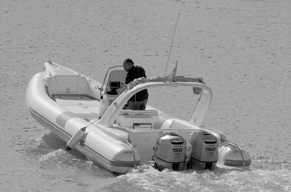 Taly シチリア島 地中海 マリーナ ラグーザ ラグーザ州 9月2022 ポート内のゴムボートに男 Editorial — ストック写真