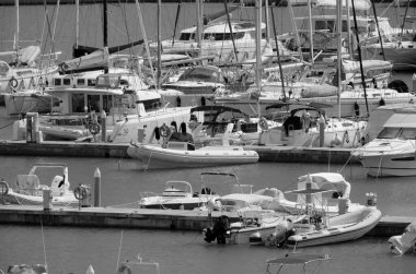 Taly, Sicilya, Akdeniz, Marina di Ragusa (Ragusa Eyaleti); 28 Eylül 2022, limanda motorlu tekneler ve lüks yatlar - EDITORIAL