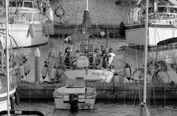 意大利 西西里 地中海 拉古萨海 拉古萨省 2022年9月28日 日落时在港口的一艘帆船上的人 Editorial — 图库照片