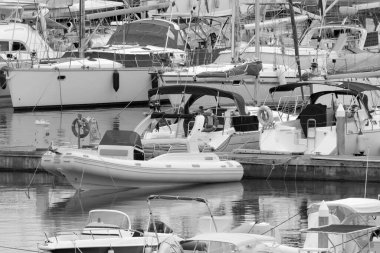 İtalya, Sicilya, Akdeniz, Marina di Ragusa (Ragusa Eyaleti); 29 Eylül 2022, limanda motorlu tekneler ve lüks yatlar - EDITORIAL