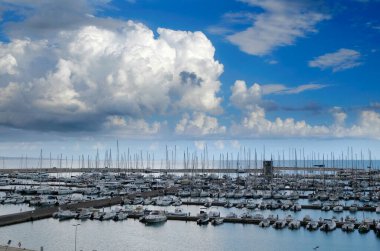 İtalya, Sicilya, Akdeniz, Marina di Ragusa (Ragusa Eyaleti); limanda motorlu tekne ve lüks yatlar 