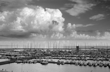 İtalya, Sicilya, Akdeniz, Marina di Ragusa (Ragusa Eyaleti); limanda motorlu tekne ve lüks yatlar 