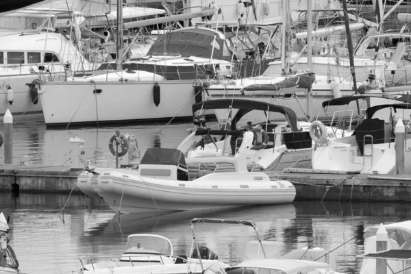 意大利 西西里 地中海 拉古萨港 拉古萨省 2022年9月29日 港口内的汽艇和豪华游艇 Editorial — 图库照片