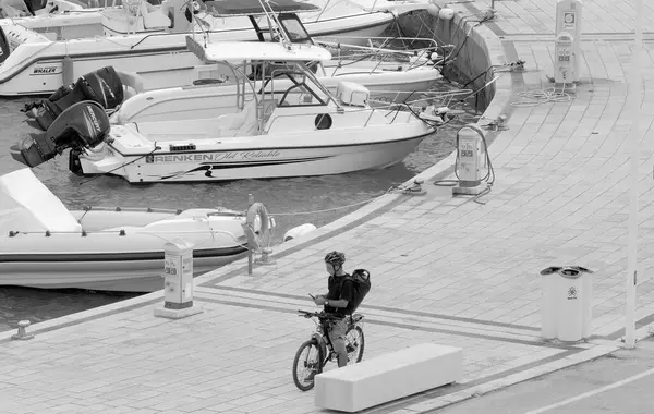 イタリア シチリア島 地中海 マリーナ ラグーザ ラグーザ州 9月2022 ポート内の自転車やモーターボートの男 Editorial — ストック写真