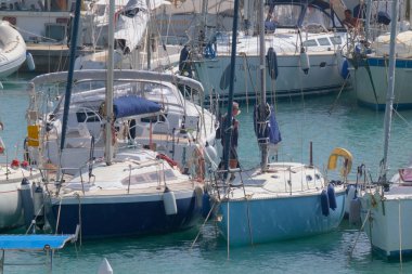 İtalya, Sicilya, Akdeniz, Marina di Ragusa (Ragusa Eyaleti); 1 Ekim 2022, limandaki insanlar, motorlu tekneler ve lüks yatlar - EDITORIAL