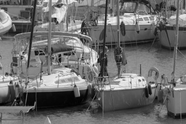 İtalya, Sicilya, Akdeniz, Marina di Ragusa (Ragusa Eyaleti); 1 Ekim 2022, limandaki insanlar, motorlu tekneler ve lüks yatlar - EDITORIAL