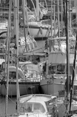 İtalya, Sicilya, Akdeniz, Marina di Ragusa (Ragusa ili); 1 Ekim 2022, limanda lüks yatlar - EDITORIAL