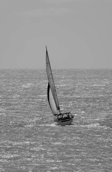 Italien Sicilien Medelhavet Människor Som Seglar Segelbåt Sicilien Kanalen — Stockfoto