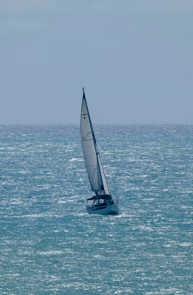 Italia Sicilia Mar Mediterraneo Persone Che Navigano Barca Vela Nel — Foto Stock