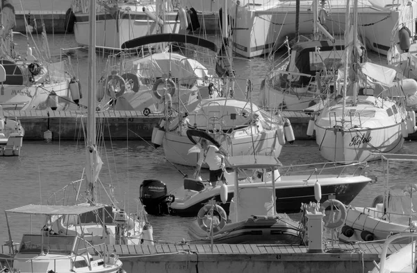 イタリア シチリア島 地中海 マリーナ ラグーザ ラグーザ州 10月2022 ポート内のモーターボートや高級ヨット上のスポーツ漁師 Editorial — ストック写真