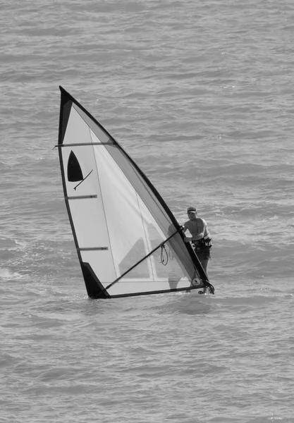 Itália Sicília Mar Mediterrâneo Marina Ragusa Província Ragusa Windsurfista Mar — Fotografia de Stock