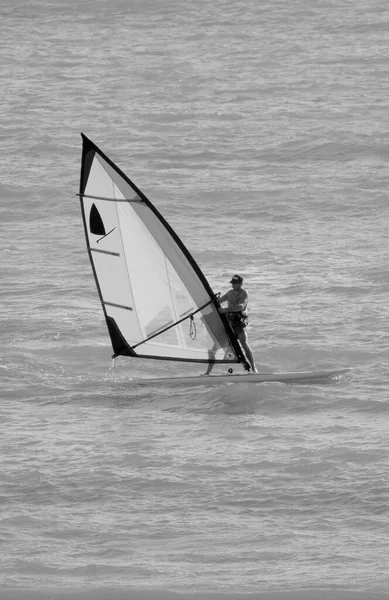 Itálie Sicílie Středozemní Moře Marina Ragusa Provincie Ragusa Surfař Moři — Stock fotografie