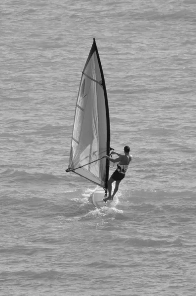 Italien Sizilien Mittelmeer Marina Ragusa Provinz Ragusa Windsurfer Meer — Stockfoto