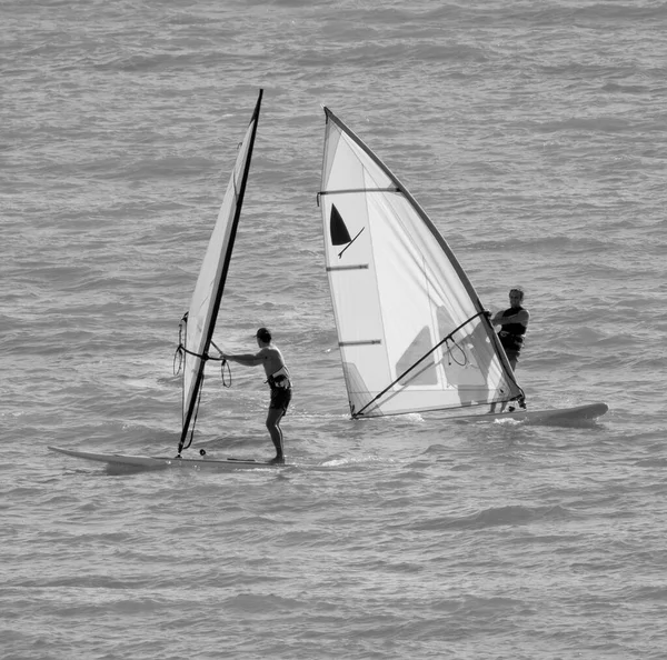 Itália Sicília Mar Mediterrâneo Marina Ragusa Província Ragusa Windsurfistas Mar — Fotografia de Stock