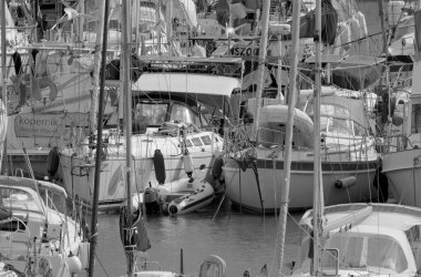 İtalya, Sicilya, Akdeniz, Marina di Ragusa (Ragusa Eyaleti); 4 Ekim 2022, limandaki insanlar ve lüks yatlar - EDITORIAL