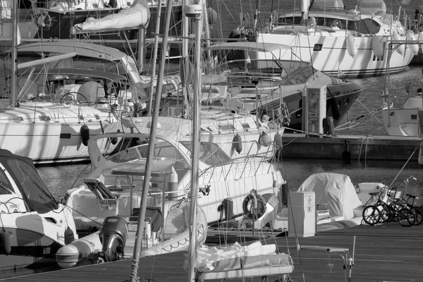 イタリア シチリア島 地中海 マリーナ ラグーザ ラグーザ州 10月2022 ポート内のモーターボートや豪華ヨット 編集部 — ストック写真
