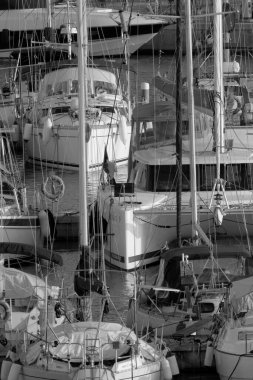 İtalya, Sicilya, Akdeniz, Marina di Ragusa (Ragusa ili); 4 Ekim 2022, limanda lüks yatlar - EDITORIAL