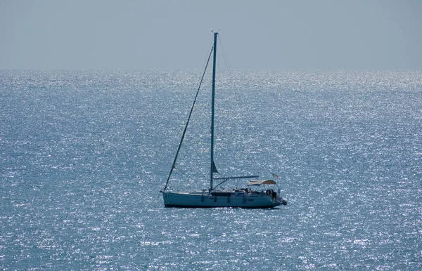 Italia Sicilia Mar Mediterraneo Persone Barca Vela Nel Canale Sicilia — Foto Stock