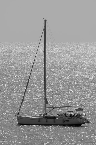 Italia Sicilia Mar Mediterraneo Persone Barca Vela Nel Canale Sicilia — Foto Stock