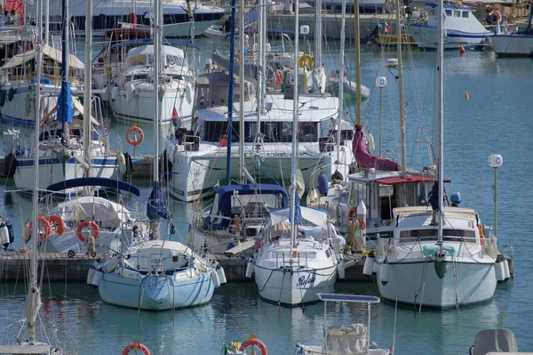 イタリア シチリア島 地中海 マリーナ ラグーザ ラグーザ州 10月2022 ポート内の高級ヨット Editorial — ストック写真