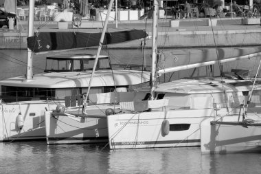 İtalya, Sicilya, Akdeniz, Marina di Ragusa (Ragusa ili); 5 Ekim 2022, limanda yelkenli tekneleri - EDITORIAL