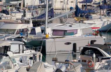 İtalya, Sicilya, Akdeniz, Marina di Ragusa (Ragusa ili); 5 Ekim 2022, limanda lüks yatlar - EDITORIAL