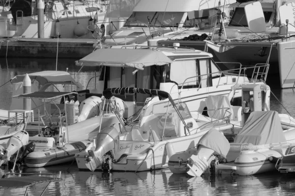 イタリア シチリア島 地中海 マリーナ ラグーザ ラグーザ州 10月2022 ポート内のモーターボートや豪華ヨット 編集部 — ストック写真