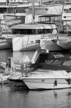 İtalya, Sicilya, Akdeniz, Marina di Ragusa (Ragusa ili); 6 Ekim 2022, limanda lüks yatlar - EDITORIAL