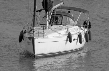 İtalya, Sicilya, Akdeniz, Marina di Ragusa (Ragusa ili); 6 Ekim 2022, limandaki bir yelkenli teknesinde erkekler - EDITORIAL