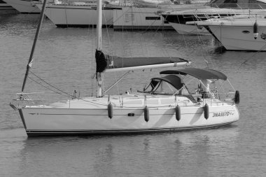 İtalya, Sicilya, Akdeniz, Marina di Ragusa (Ragusa ili); 6 Ekim 2022, limandaki bir yelkenli teknesinde erkekler - EDITORIAL