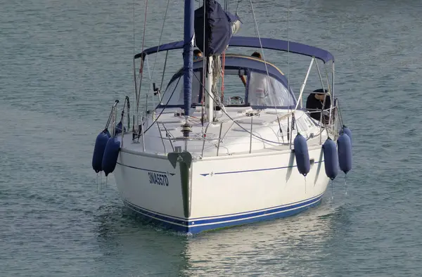 Italien Sicilien Medelhavet Marina Ragusa Ragusaprovinsen Oktober 2022 Män Segelbåt — Stockfoto