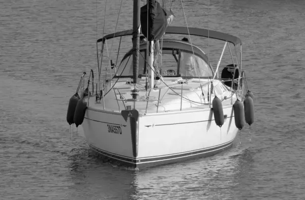 イタリア シチリア島 地中海 マリーナ ラグーザ ラグーザ州 10月2022 ポート内のセーリングボート上の男性 Editorial — ストック写真