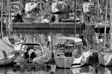 İtalya, Sicilya, Akdeniz, Marina di Ragusa (Ragusa ili); 7 Ekim 2022, limandaki insanlar ve lüks yatlar - EDITORIAL